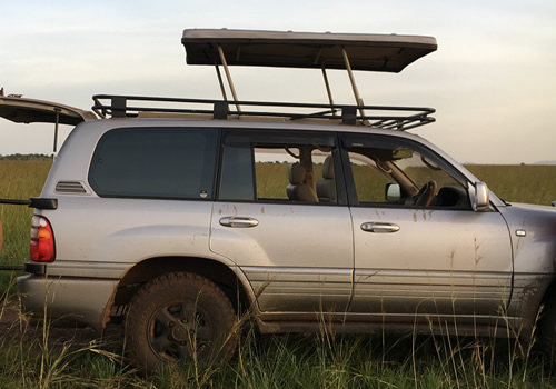 Land Cruiser V8 with a popup roof