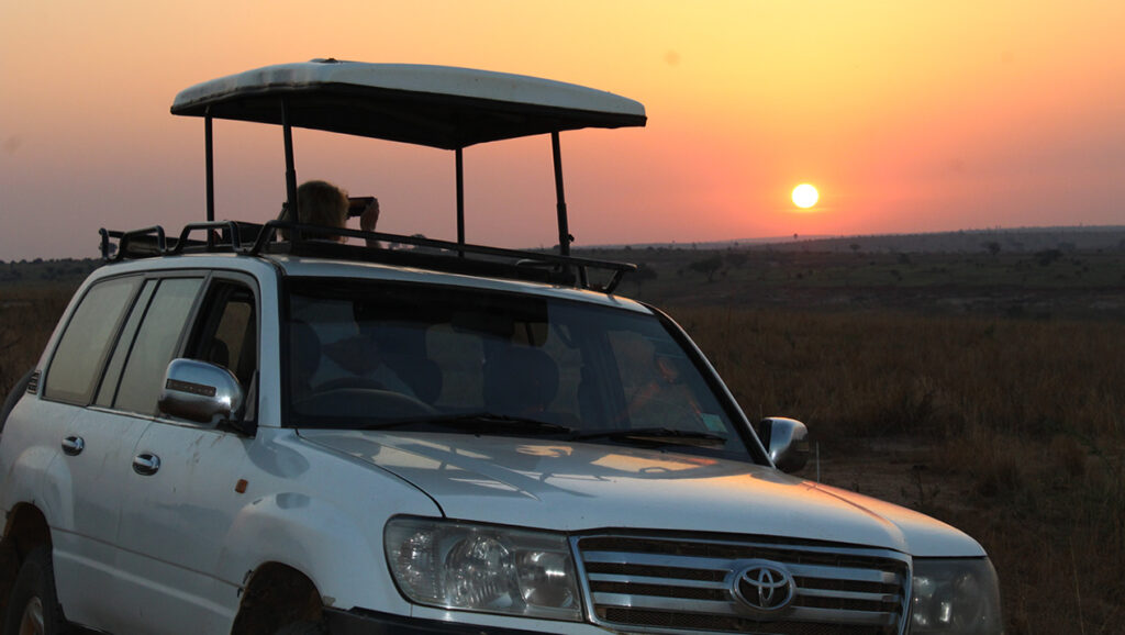 Land Cruiser V8 hire with a popup roof
